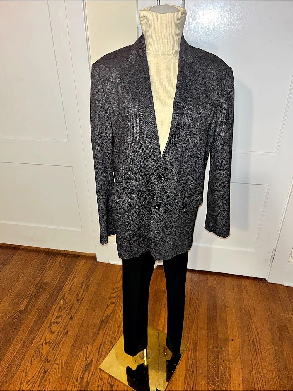 Title
Banana Republic Men’s Standard Fit 40S Charcoal Blazer – Refined Textured